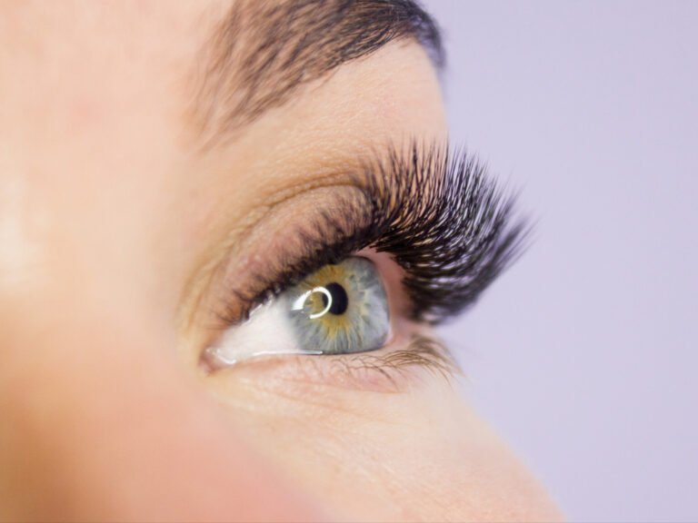 Wimpernverlängerung: Classic vs. Volumen – Welcher Look passt zu Ihnen?