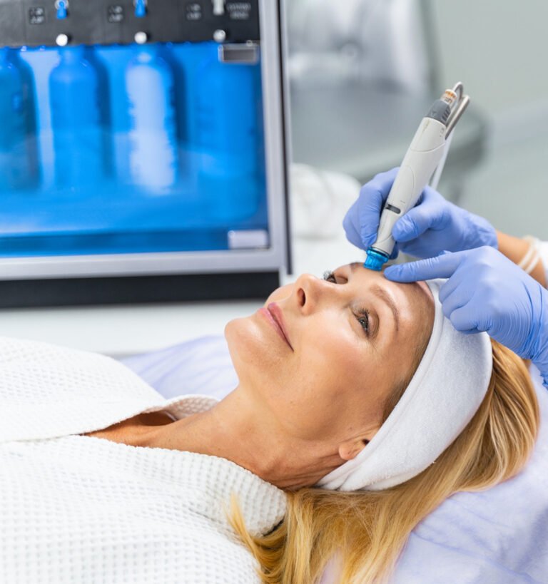 Strahlende Haut mit Microdermabrasion: Alles, was Sie über diese Behandlungsmethode wissen müssen